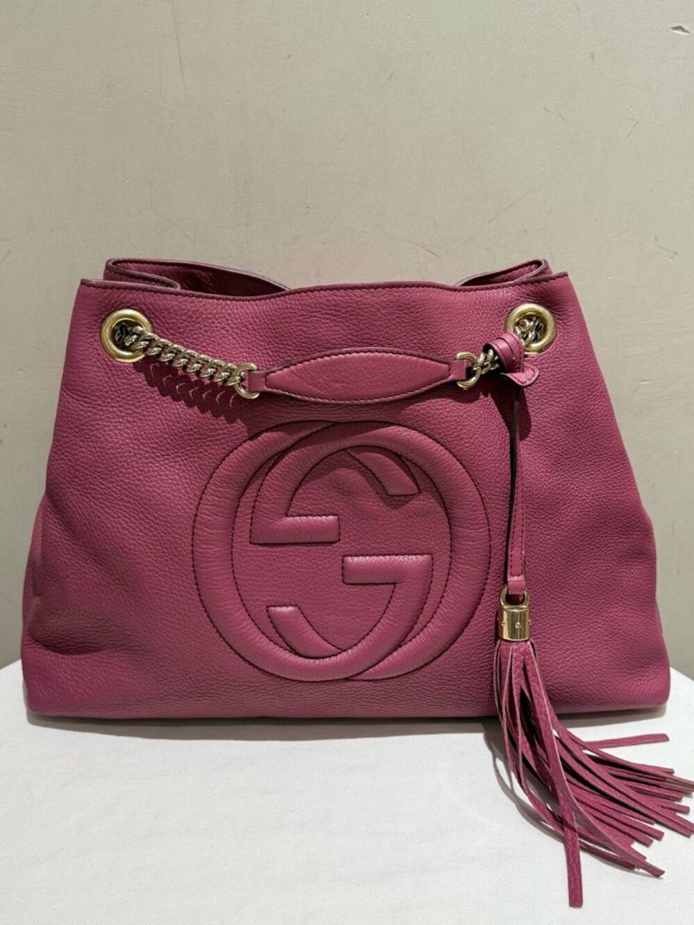Gucci Soho Medium Fuchsia Pebbled Leather Tassel Chain Tote Handbag